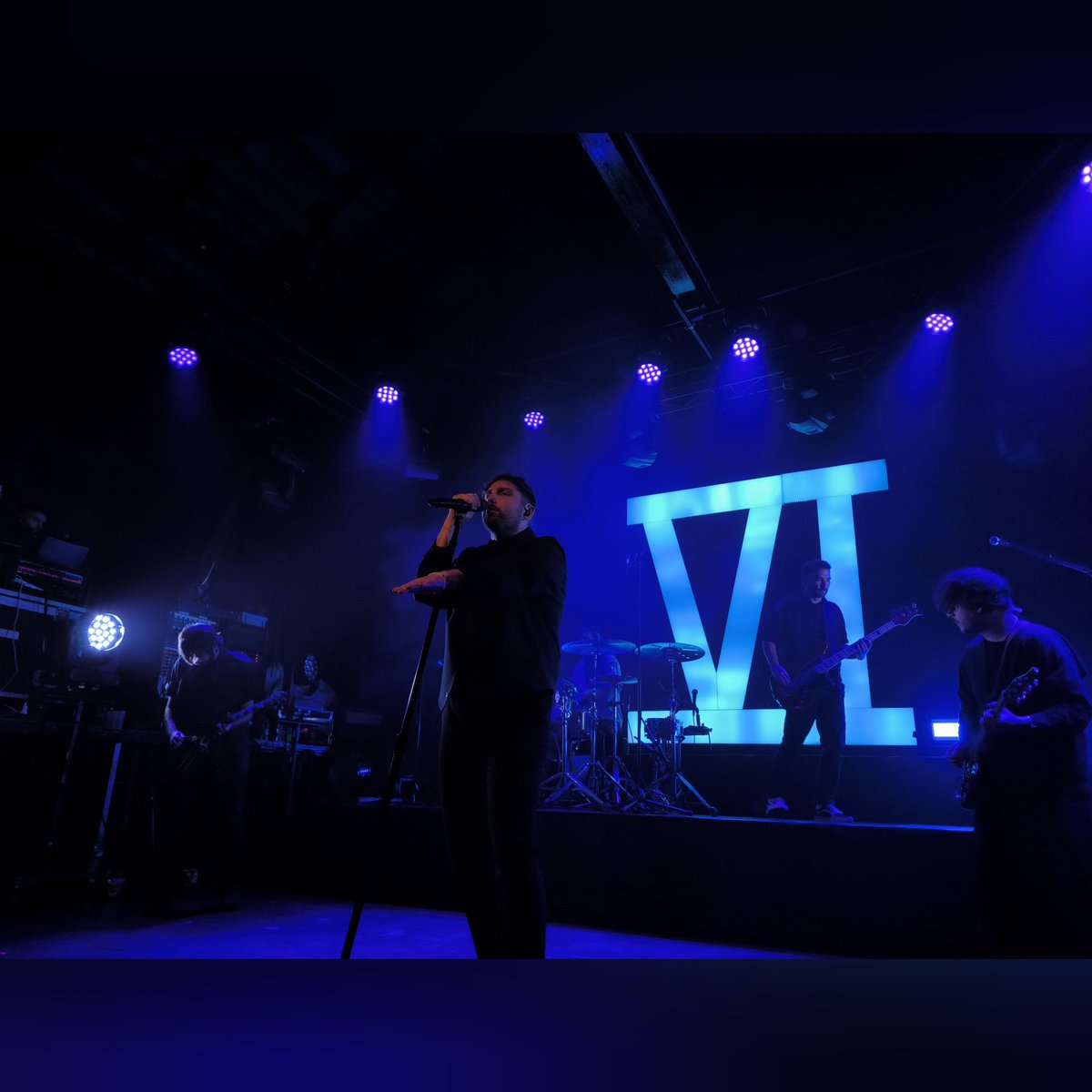 vehicaro's tweet photo. for the last time with @youmeatsix...
but a sixer forever ❤️
18/11/2024

you have been with me for the past 15 years and I have grown up alongside you. I'm so grateful to have loved and been loved by you. your music will remain in my heart forever.

thank you for being my band 🫶 https://t.co/kx4euSiveB