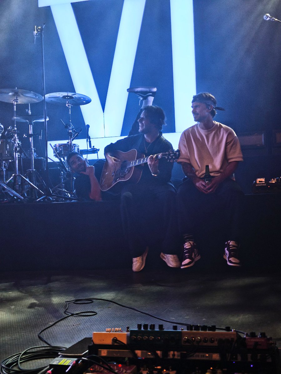 vehicaro's tweet photo. for the last time with @youmeatsix...
but a sixer forever ❤️
18/11/2024

you have been with me for the past 15 years and I have grown up alongside you. I'm so grateful to have loved and been loved by you. your music will remain in my heart forever.

thank you for being my band 🫶 https://t.co/kx4euSiveB