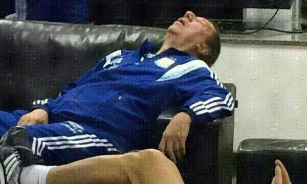 escobasybidones's tweet photo. Viendo a Estudiantes jugar sin 9 https://t.co/91QV5LeV4N