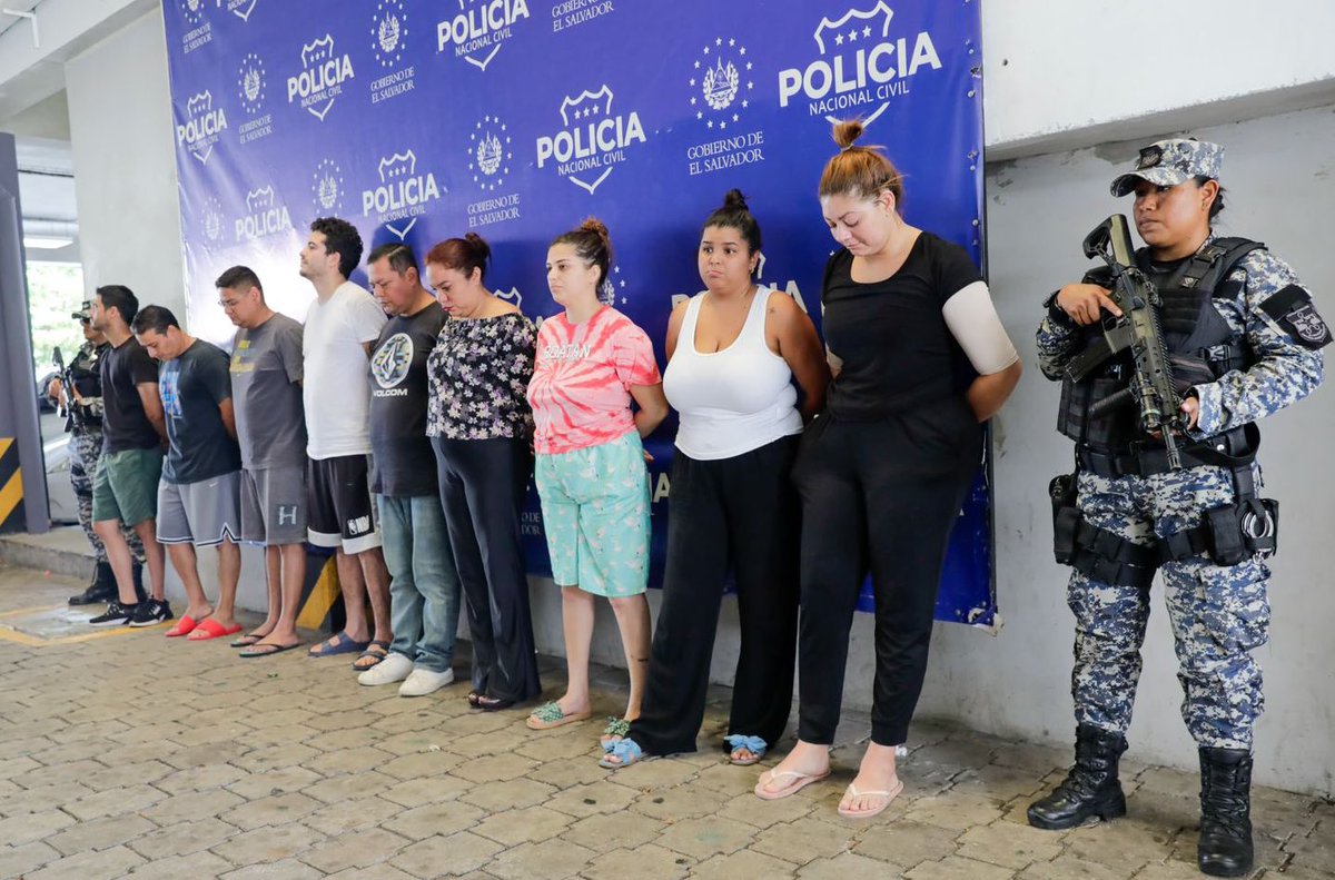 migracion_sv's tweet photo. 10 sujetos y entre ellos 3 extranjeros fueron capturados esta tarde mediante un fuerte operativo en el que intervino nuestro Departamento de Investigaciones e Inteligencia Migratoria en conjunto con la @FGR_SV y @PNCSV.

Se trata de una red de estafadores que vendían paquetes turísticos y boletos falsos a través de la empresa HealthSolutions.