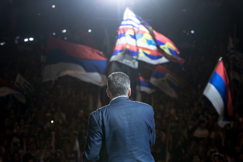 Quiero abrazar a quienes nos han acompañado; miles y miles de encuentros, sonrisas, lágrimas y aplausos.
A quienes colocaron una bandera en su casa, en un auto, se que ahí hay gente construyendo esperanza.