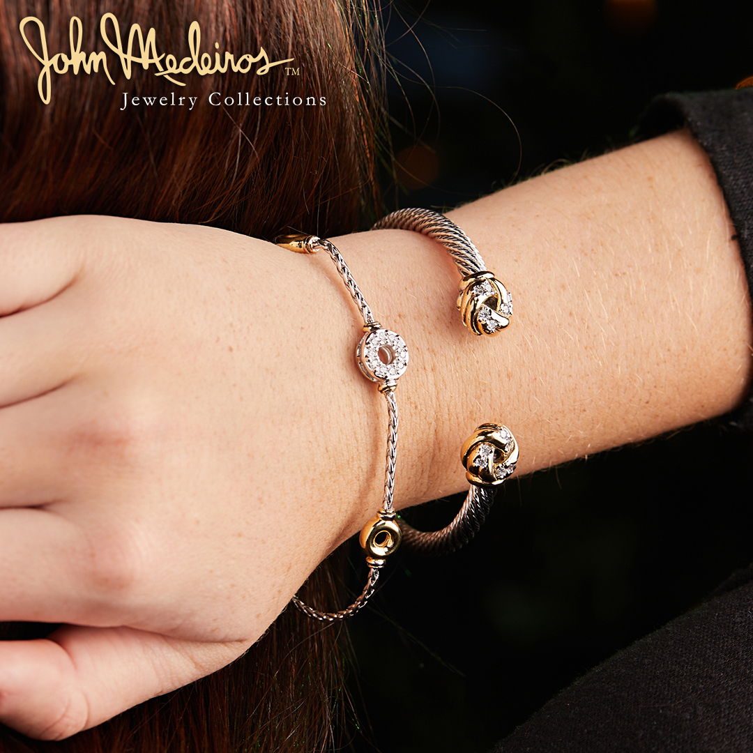 JMJCollections's tweet image. 🎄 Give a gift that shines as bright as your love this holiday season. John Medeiros jewelry makes the perfect keepsake, crafted with care and style. 🌟❤️ 
Shop Here: bit.ly/3YKFWWX

#HolidayRomance #GiftOfLove