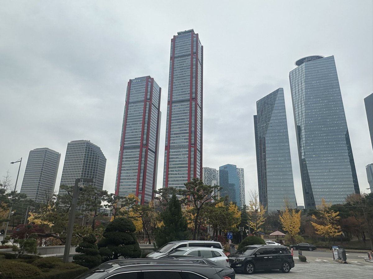 kaanev's tweet photo. Day 2 in 🇰🇷! 

Great series of public and private sector investor meetings

ESM is an issuer in bonds but also an investor in South Korean assets

~30% of our investments are outside Europe

We closed the day late with a lovely event with @JacquesFlies @LUinSeoul 🇱🇺🇰🇷 https://t.co/rG2RSL7pwm