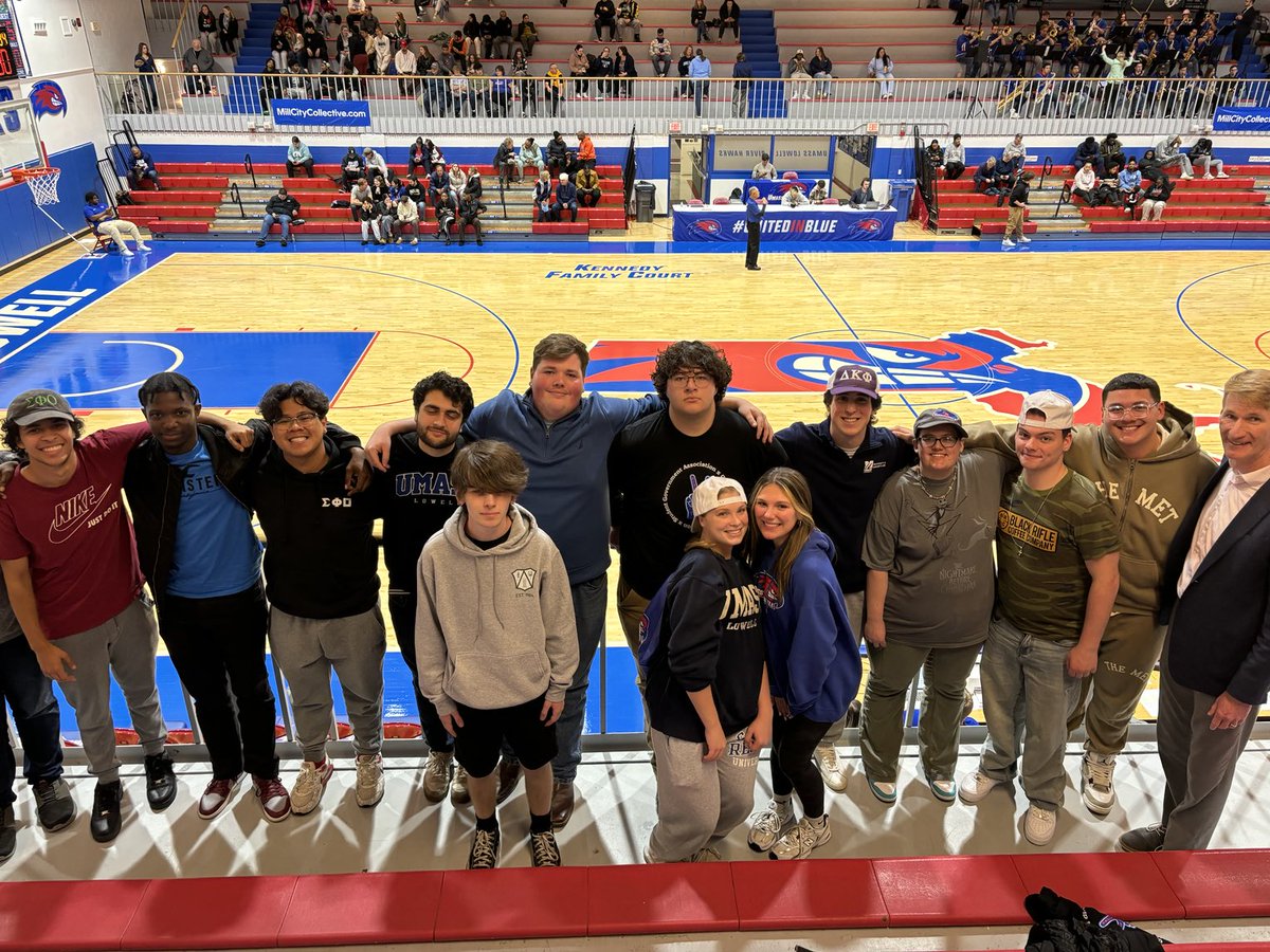 JosephCHartman's tweet photo. Catching ⁦@RiverHawkWBB⁩ with ⁦@UMLCheerleading⁩, ⁦@UMLDanceTeam⁩, ⁦@UMLMusic⁩ and Greek Life. Spirited night! https://t.co/jFcdjA36Ms