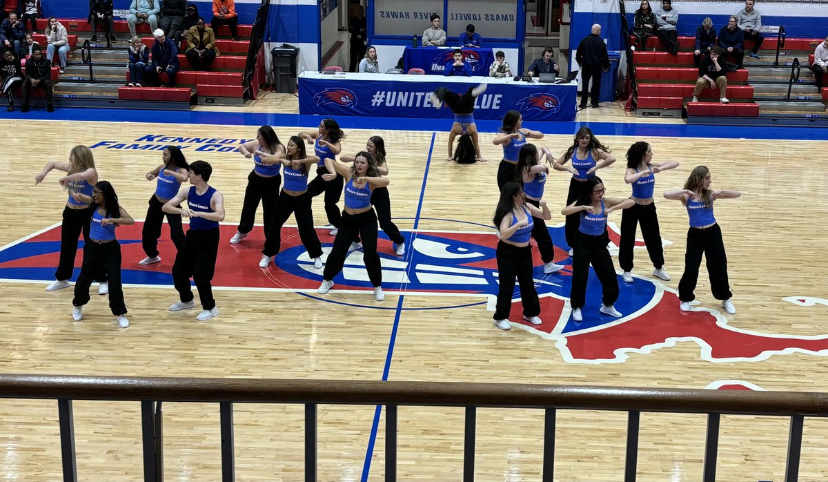 JosephCHartman's tweet photo. Catching ⁦@RiverHawkWBB⁩ with ⁦@UMLCheerleading⁩, ⁦@UMLDanceTeam⁩, ⁦@UMLMusic⁩ and Greek Life. Spirited night! https://t.co/jFcdjA36Ms