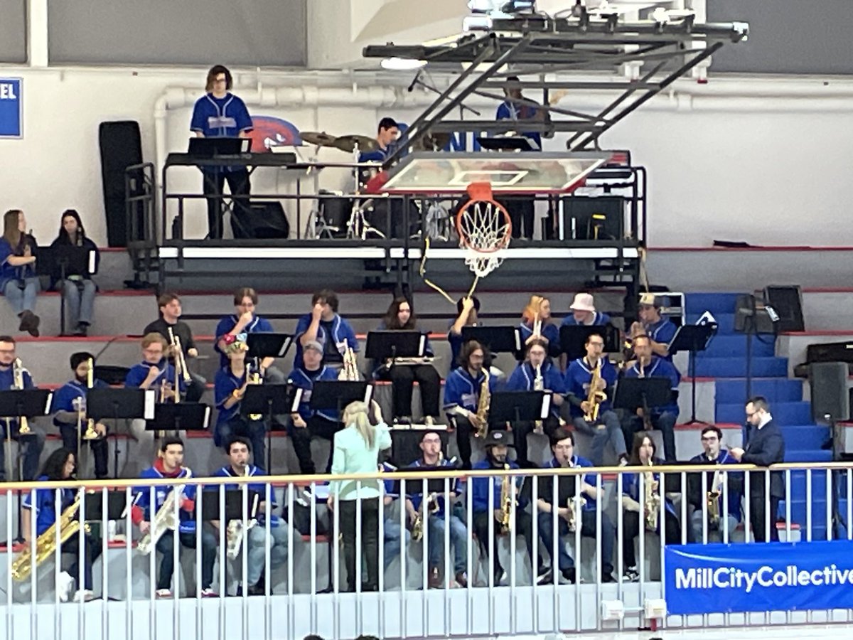 JosephCHartman's tweet photo. Catching ⁦@RiverHawkWBB⁩ with ⁦@UMLCheerleading⁩, ⁦@UMLDanceTeam⁩, ⁦@UMLMusic⁩ and Greek Life. Spirited night! https://t.co/jFcdjA36Ms