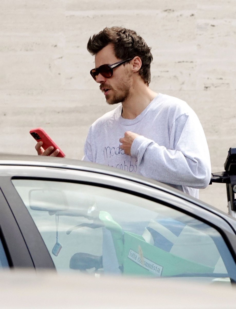dunkirkrrysue's tweet photo. TAL CUAL, imagínense que este Harry te cante kiwi kcbslakdbd se me cayó una lágrima por la pierna https://t.co/Woox03EmVs