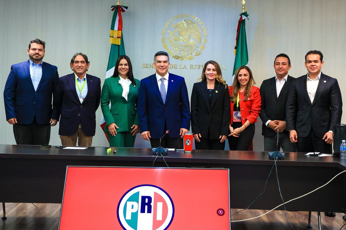 Me reuní con Senadores, Diputados Federales y Locales de Campeche para analizar los retos más urgentes de nuestro estado y construir propuestas que impulsen su desarrollo y mejoren la calidad de vida de las familias campechanas.

Campeche necesita soluciones reales, más inversión