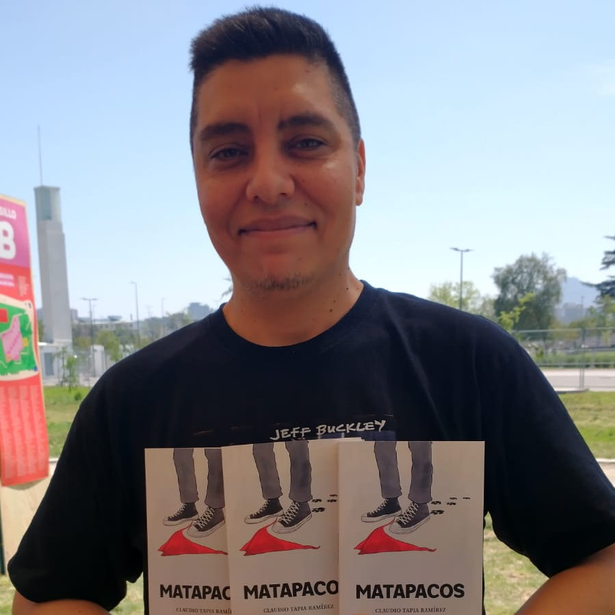 Este sábado estaré junto a la editorial <a href="/Perraspalabras/">lasperraspalabras</a> en la Feria del Libro Independiente firmando ejemplares de Matapacos. Vaya y llévese su novela con dedicatoria y, si lo desea, foto con este adefesio. Llegaré a las 15:30 hrs., los espero.