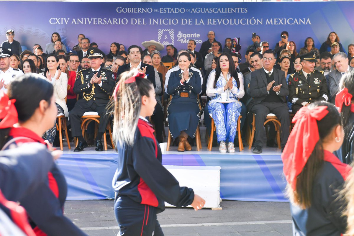 TereJimenezE's tweet photo. Esta mañana se llevó a cabo el tradicional desfile cívico deportivo conmemorativo al 114 aniversario del inicio de la Revolución Mexicana, donde se dieron cita instituciones educativas, deportivas, cívicas y militares de todo el estado. 

#ElGiganteDeMéxico https://t.co/CCUnHcFLPr