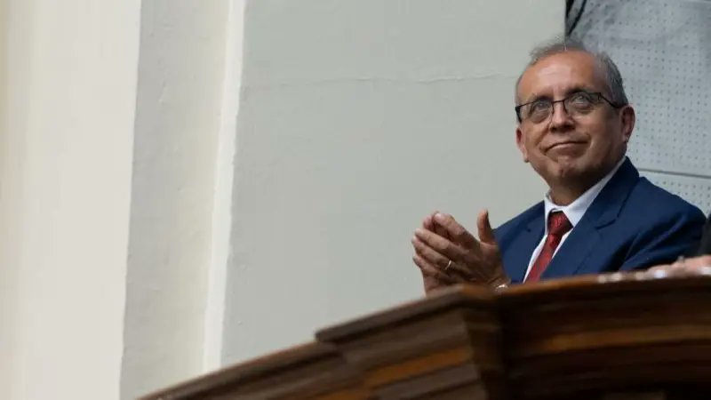 ALFONSO57820023's tweet photo. Cuando le dieron prisión preventiva a hijastra de Castillo la derecha firmó su moción de vacancia. Hoy dictan prisión preventiva al prófugo Nicanor Boluarte hermano de la usurpadora y la derecha MUTIS. Está claro que la DERECHA doble rasero blinda a sus corruptos no? delincuentes https://t.co/jC92M2VJHq