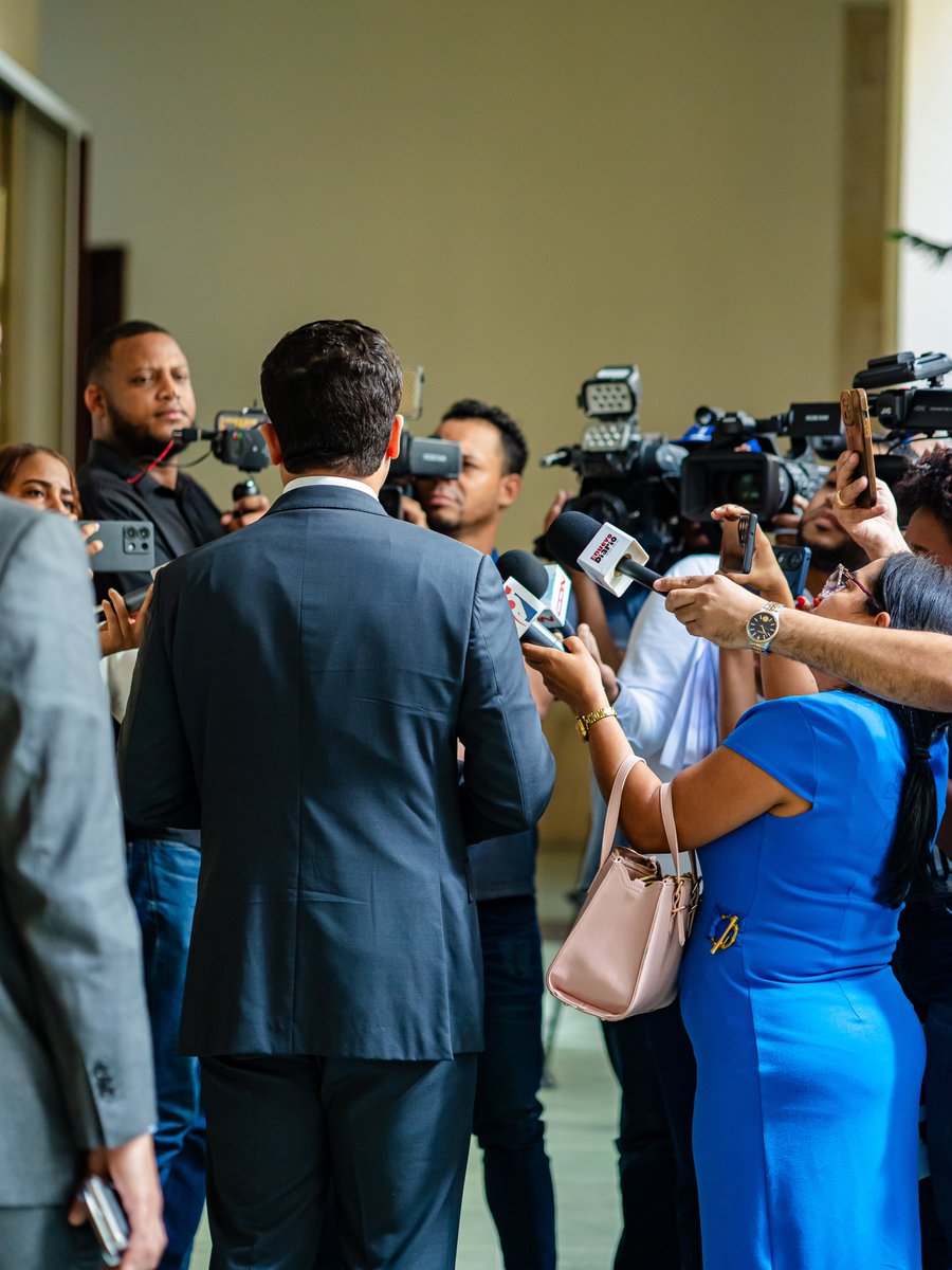 OmarLFernandez's tweet photo. Hice una visita a la Fiscalía del Distrito Nacional e inicié un canal de comunicación con su titular, Mgda.  @RosalbaRamos_, quien junto a su equipo de fiscales, miembros de la @PoliciaRD y otras entidades, nos explicaron los múltiples actos delictivos que inciden en la seguridad de nuestra jurisdicción. 

Me he comprometido desde la curul del Distrito Nacional en el @SenadoRD, a ser voz de sus requerimientos y, a someter resoluciones e iniciativas de ley que faciliten la prevención, persecución y sanción del crimen en nuestra capital.