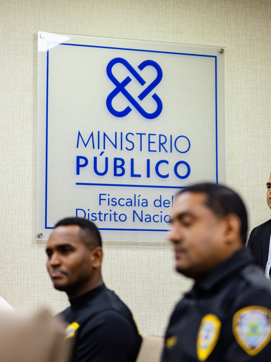 OmarLFernandez's tweet photo. Hice una visita a la Fiscalía del Distrito Nacional e inicié un canal de comunicación con su titular, Mgda.  @RosalbaRamos_, quien junto a su equipo de fiscales, miembros de la @PoliciaRD y otras entidades, nos explicaron los múltiples actos delictivos que inciden en la seguridad de nuestra jurisdicción. 

Me he comprometido desde la curul del Distrito Nacional en el @SenadoRD, a ser voz de sus requerimientos y, a someter resoluciones e iniciativas de ley que faciliten la prevención, persecución y sanción del crimen en nuestra capital.