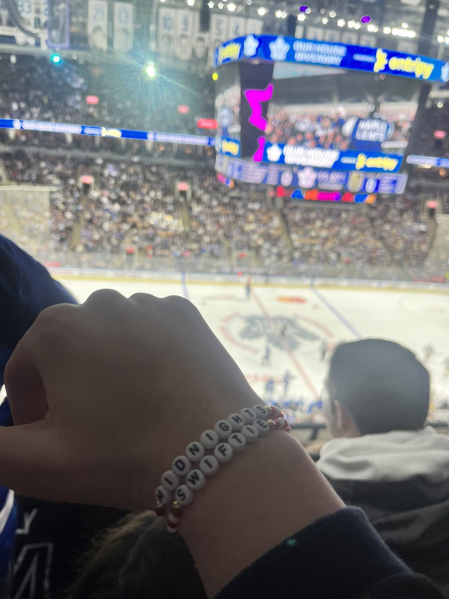 taylor swift x toronto maple leafs is the best combination🫶🏽🤍 

p.s. im in section 322 you should send me to the eras tour #rogers #LeafsForever