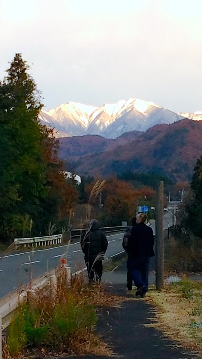 funagira's tweet photo. 恒例となった群馬県月夜野温泉付近の竹堀合宿です。
ドイツ人のJoschimさん、
中国人の竇（とう）さん、郝（かく）さん
イギリス人のマットさん
などなど
今回は国際色豊かな人達が集まりほぼ初体験！
谷川岳を望む深い自然の山間に
英語中国語日本語が飛び交い、
わいわいと竹堀を楽しみました。 https://t.co/aArFoElp1l