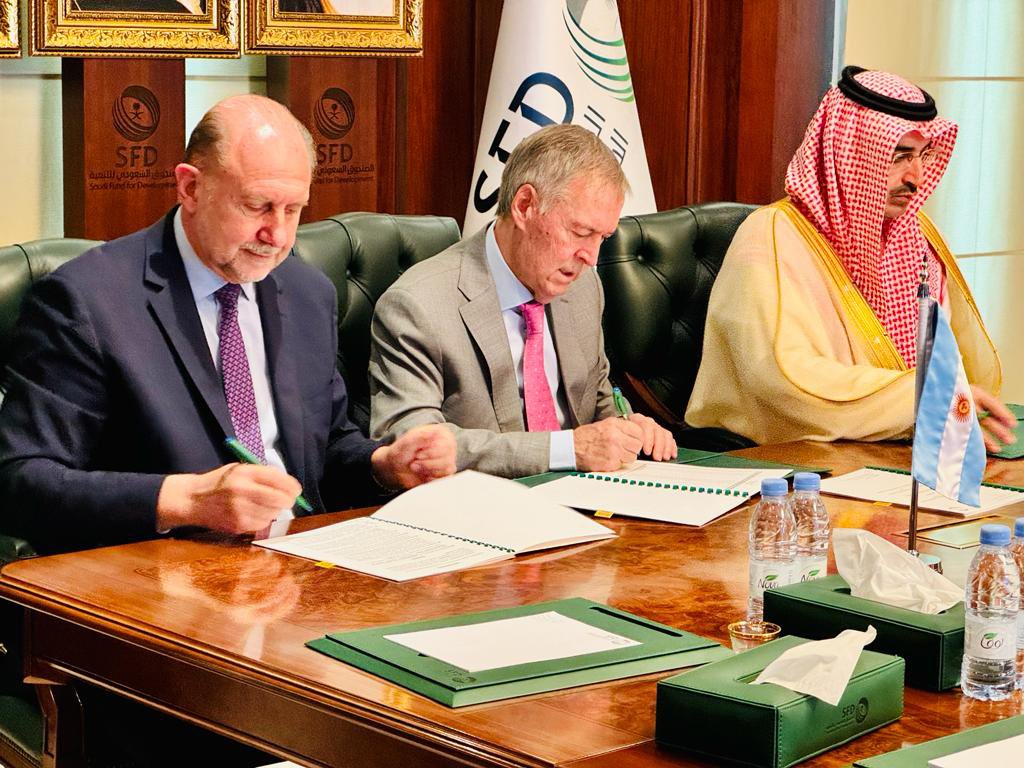 Omar Perotti (@omarperotti) on Twitter photo Hoy se concretó la firma de las garantías del préstamo del Fondo Saudí, que gestionamos junto a <a href="/JSchiaretti/">Juan Schiaretti</a> para financiar el Acueducto Biprovincial.
Esta obra, que beneficiará a más de 400 mil personas, es un ejemplo de planificación y continuidad que trasciende gestiones. Hoy se concretó la firma de las garantías del préstamo del Fondo Saudí, que gestionamos junto a <a href="/JSchiaretti/">Juan Schiaretti</a> para financiar el Acueducto Biprovincial.
Esta obra, que beneficiará a más de 400 mil personas, es un ejemplo de planificación y continuidad que trasciende gestiones.