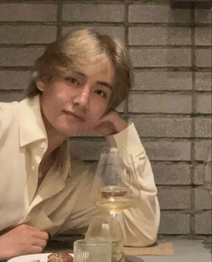 mabimabss0's tweet photo. Taekook Au \\ Level off ♟️

Jk solo quería cenar en su puesto favorito de comida, nunca pensó captar la atención del alfa de la mesa contigua, menos espero que fuera el CEO más poderoso de Corea, el que con engaños había sido arrastrado ahí por ser un tanto clasista

#taekookau https://t.co/wR26nXFdSM