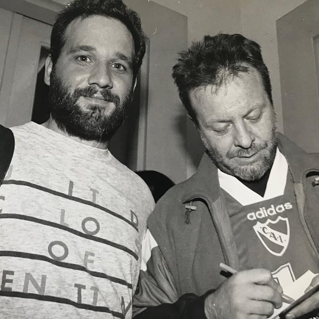 Hoy León cumple 73. 
Acá, en la puerta de la sede de Avellaneda a mediados de los '90. Sí, tuve pelo y barba sin canas. Y bue...