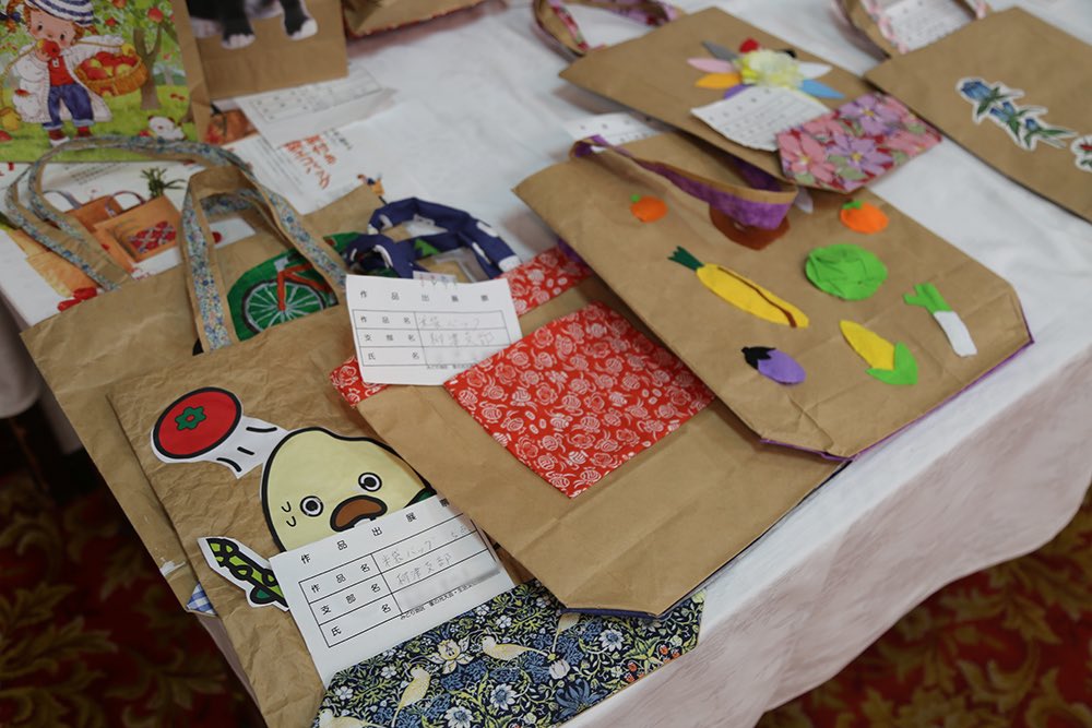 １１月１９日、女性部みどり地区の家の光大会・生活文化活動発表会が行われましたぞ〜❗️
会場には女性部部員の皆さんが作ったカバンや服、小物などたくさんの作品が飾られましたぞ👜

わしのカバンも見つけましたぞ‼️
作ってくれてありがとうですぞ〜♪

#JA会津よつば #会津よつば #家の光 #女性部