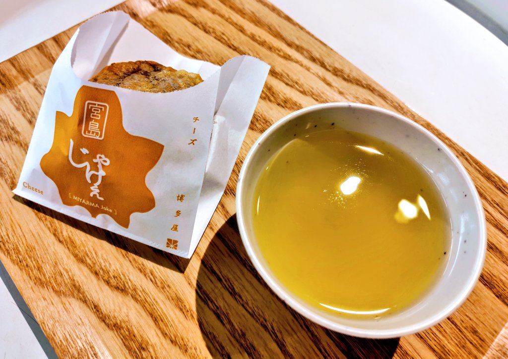早くも潮が満ちた鳥居ともみじ饅頭ざんまい。揚げもみじ美味すぎる。家でやりたい 