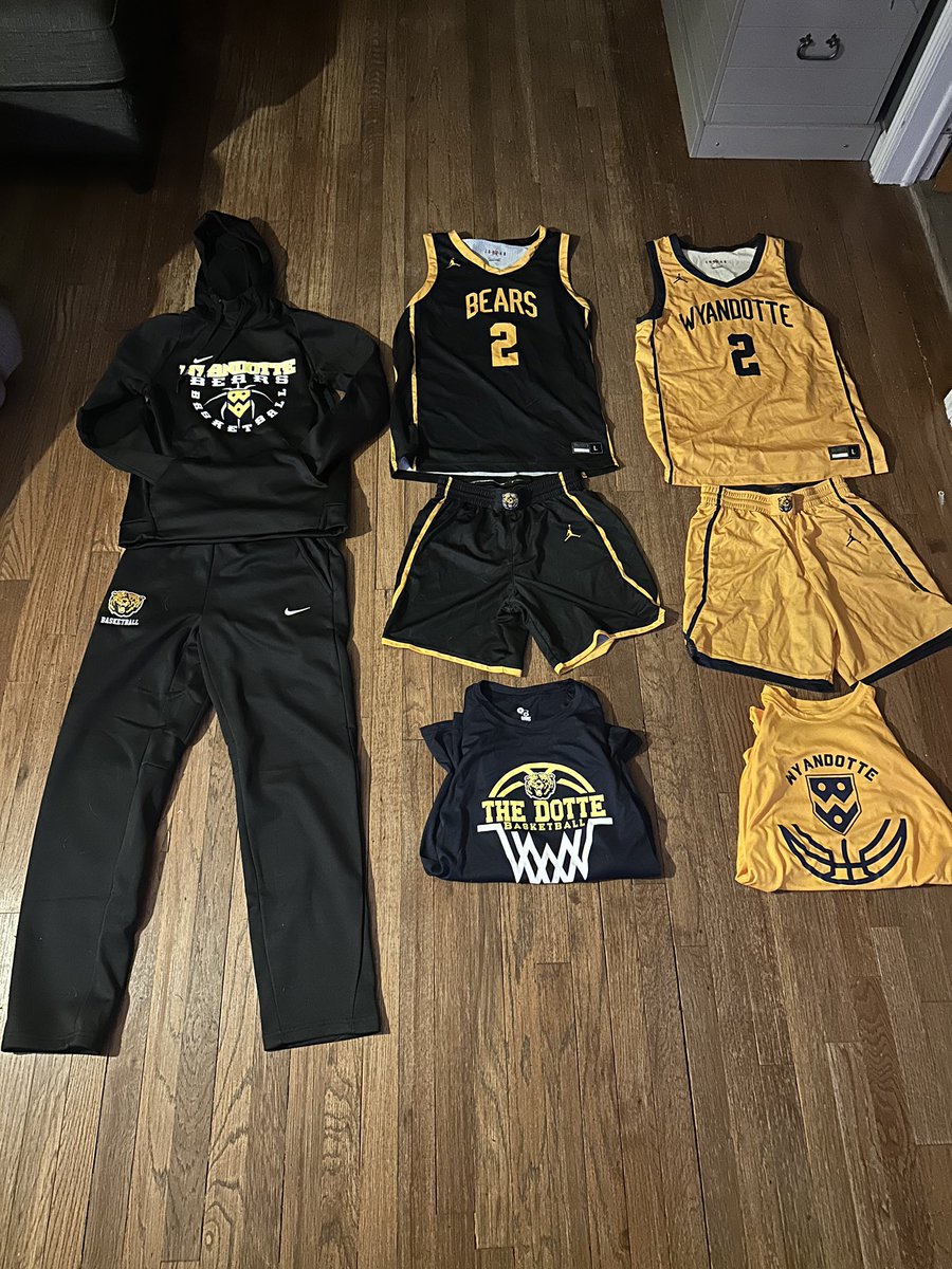 RHSBearsBB's tweet photo. Geared up🫡 time to rock and roll🐻🏀 https://t.co/lSCM97NsLB