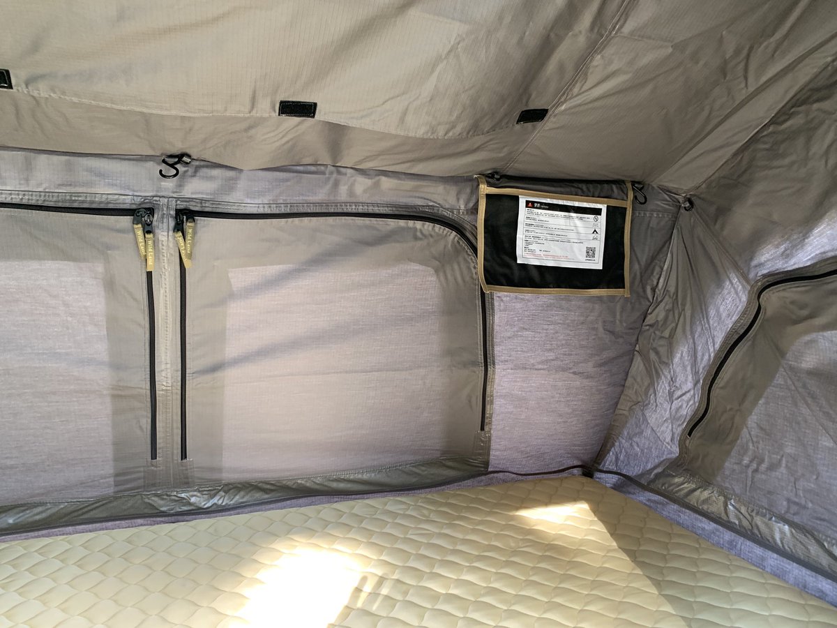 sumax_camp's tweet image. うひょー！
カバー取るまでめんどくさいけど展開数秒！
室内はダブルベッドサィズで広々！
マットレス固めだったから使い処に悩んでいたタラスブルバのグラムコンフォートマットレスをインストール！
めっちゃ快適！

 #wildland
 #ルーフテント
 #タラスブルバ