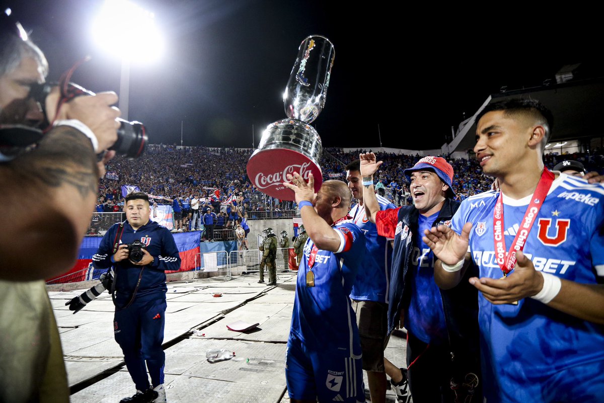 udechile's tweet photo. Volviste para levantar títulos con tu gente 💙❤️©️ https://t.co/GbltXZAKJV
