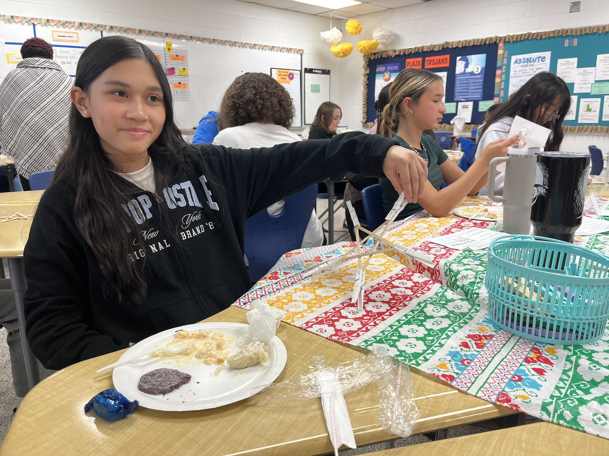 kpquick06's tweet photo. Filipino club @plazamiddle making parols, ornamental ⭐️ ⭐️ often displayed at Christmas. And of course, delicious cuisine - adobo, pancit, lumpia 😋. Mom was smiling down at my school this evening 💕 🧡💙 @vbschools @leslielehner @DrewMidgette https://t.co/U91prCn9GQ