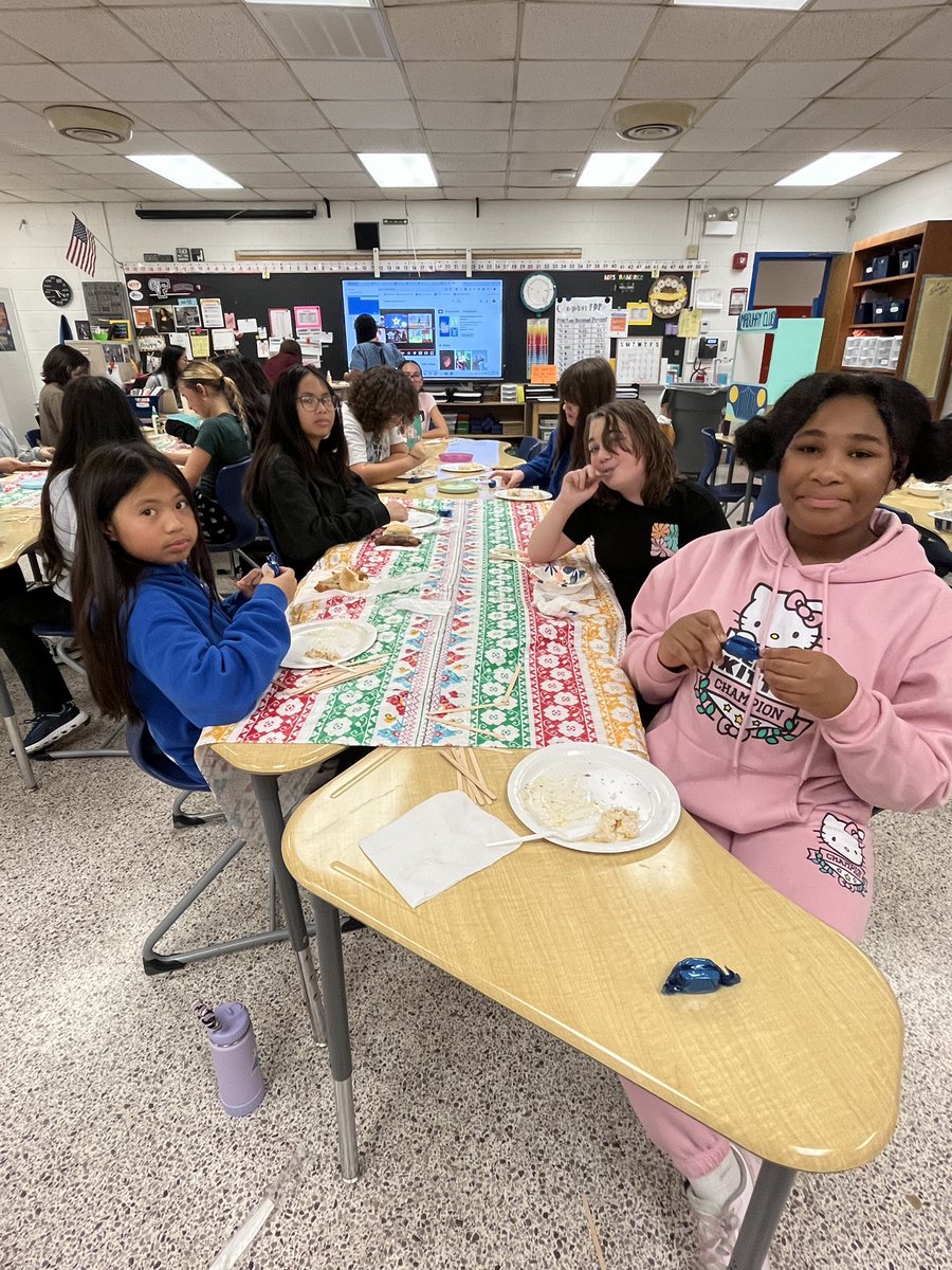 kpquick06's tweet photo. Filipino club @plazamiddle making parols, ornamental ⭐️ ⭐️ often displayed at Christmas. And of course, delicious cuisine - adobo, pancit, lumpia 😋. Mom was smiling down at my school this evening 💕 🧡💙 @vbschools @leslielehner @DrewMidgette https://t.co/U91prCn9GQ