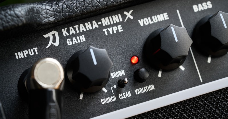 BOSS_jpn's tweet photo. 【KATANA-MINI X登場!】
KATANA-MINI Xは、コンパクトでも「音」には一切妥協をしないBOSSだからこそ成しえた、本格派のギタリストも満足させる渾身のミニアンプです。日々の演奏においてもワンランク上の質を求めるギタリストにぴったりなBOSSからの新提案です。
#BOSS_jpn #KATANAMINIX #BOSS新製品