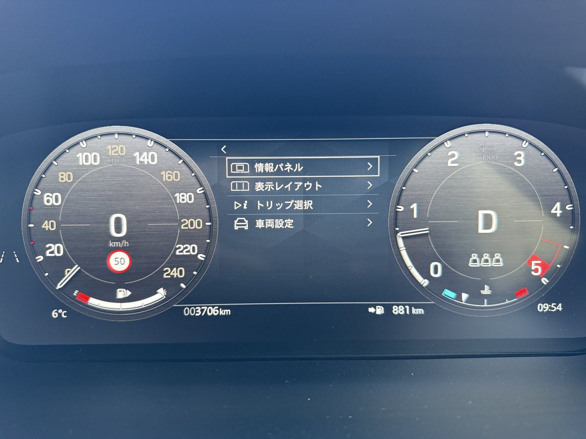 kyonsu1907's tweet photo. ディフェンダーに初給油。
90L近く入って走行可能距離が驚きの880km。知床往復できちゃいます。
A110に比べてタンクも距離も運転席の視点の高さも倍以上って感じです https://t.co/f1qEVUeq8h