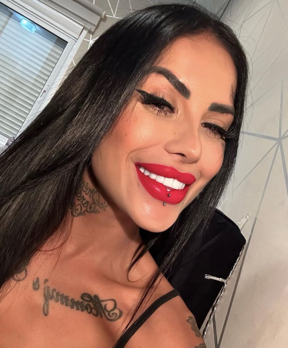 diretodomiolo's tweet photo. 🚨FAMOSOS: Vaza novos conteúdos íntimos da Tati Zaqui com o ex-ator da novela carrossel Thomaz Costa. 

🧶Veja vídeo nos comentários. https://t.co/ORwYhm5WQK