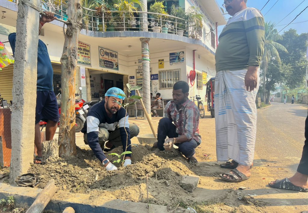 hashmiquamar's tweet photo. @vikasvaibhavips आदरणीय विकास सर आपके जन्मदिन के शुभ अवसर को प्रेणादायक बनाने हेतु पर्यावरण के सरंक्षण का संकल्प को पुनः दोहराने के लिए एक फलदायक पेड़ 🌴 लगाया 
आप दीर्घायु हो व हम सभी बिहारवासियों के प्रेरणा स्रोत बने रहें इसकी मंगल कामनायें 💐🌴🎂 https://t.co/sRqlK0zjUA