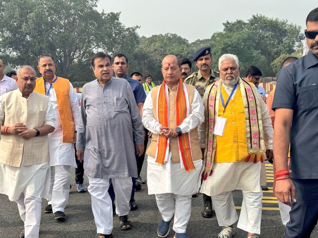 VijayKrSinhaBih's tweet photo. शक्ति-भक्ति और मुक्ति की पावन धरती गया जी में देश के यशस्वी माननीय मंत्री (सड़क परिवहन और राजमार्ग मंत्रालय) श्री नितिन जयराम गड़करी जी का गया एयरपोर्ट पर स्वागत-अभिनंदन किया।
@nitin_gadkari  

#NHAI #BiharRoad #NitinGadkari #VijayKumarSinha https://t.co/w5c3xF3oYe
