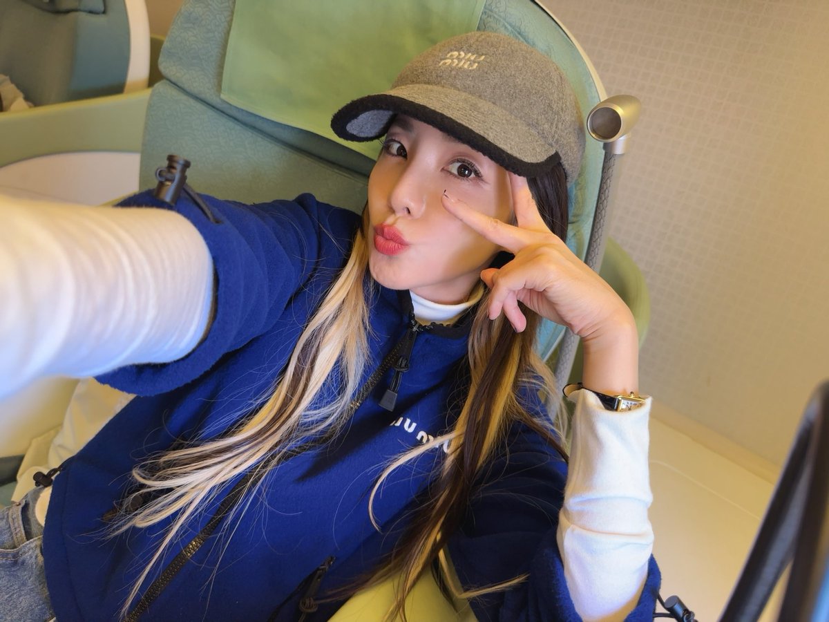 krungy21's tweet image. Off to Jakarta 🇮🇩✈️
See you in Jakarta CL 🍒
So excited to meet Blackjack Indonesia after 10 yrs!!! 
♠️♥️
#WelcomeBackInJakarta #2ne1 in  #Indonesia 😀