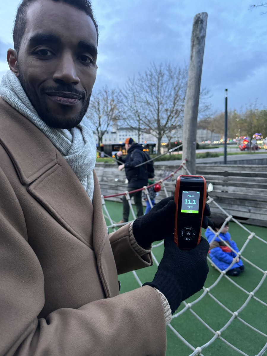 🚨🚨#Pollution de l’air #Angers : +2 fois supérieur à la norme OMS devant une école de centre ville et dans une aire de jeu. 
👉 40 000 décès/an en 🇫🇷
👉 Cancers des enfants, maladies respiratoires et cardiovasculaires
🚸Comme 80% des Français nous voulons des rues aux #enfants !