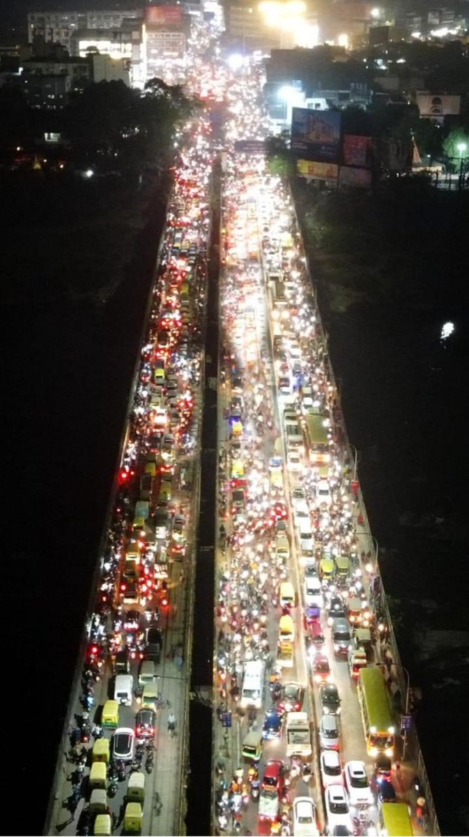 जमशेदपुर, ना कोई पर्व न कोई त्यौहार मानगो से साकची तक महाजाम.. यह प्रतिदिन का हाल है,ट्रैफिक सेवा में पदस्थापित लोगों को सीट बेल्ट व हेलमेट जांच से फुर्सत नहीं। <a href="/DCEastSinghbhum/">DC EastSinghbhum</a> <a href="/JharkhandPolice/">Jharkhand Police</a> <a href="/Lathkar_IPS/">Sanjay A. Lathkar</a> <a href="/amolhomkar_IPS/">Amol V Homkar</a> <a href="/DIGKOLHAN/">KOLHAN DIG</a>