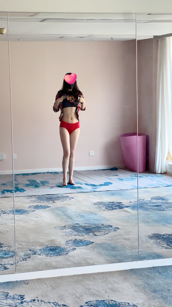 北方的冬天是真冷呀，下班回家什么都不想干，好在暖气终于来啦~还是夏天好！
数月前的盛夏，在写字楼的一间瑜伽教室大大方方拍摄~
@luchu888
#露出 #户外 #定制 #原创 #反差 #裸拍 #人妻 #淫妻 https://t.co/TMSCOFFiZl