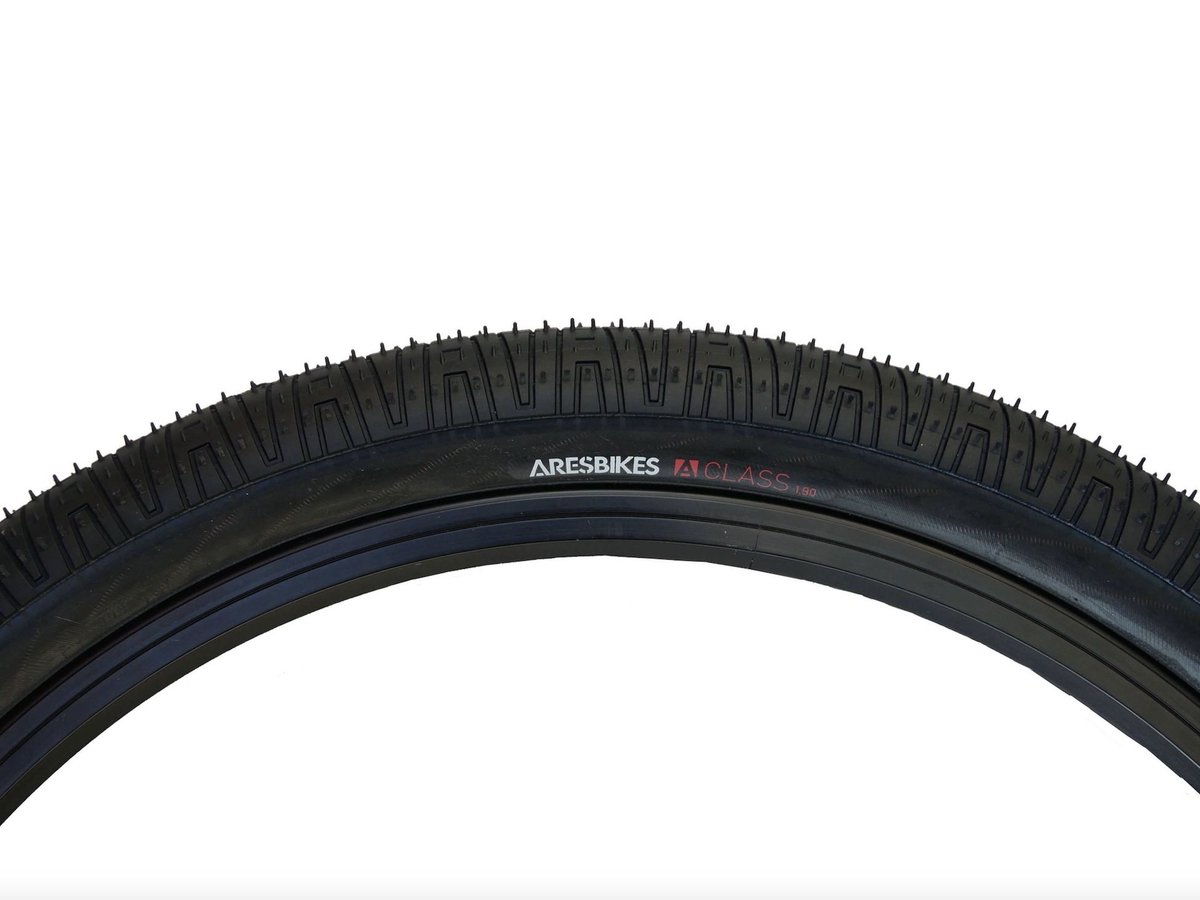 KatsuyukiSera's tweet photo. Dear BMX RIDERS,

I have some very unfortunate news to share with you today. The Japanese-made ARESBIKES A-Class Tire, which has been loved and used by riders for many years, will be discontinued in 2025 due to a notice from our partner factory, IRC.

IRC has announced that it will cease all domestic tire production.

We will inform you of the final production schedule and delivery date around the end of December.

We look forward to your continued support of Aresbikes.

本日はとても残念なお知らせがあります。長年、ライダーの皆様に愛されご利用いただいていました日本製のA-Class Tireが弊社協力工場のIRCからの通達により2025年に生産中止となります。

IRCは全てのタイヤの国内生産を中止すると発表しました。

最終の生産日程や納期については１２月下旬頃にご案内いたします。

今後ともAresbikesを宜しくお願い致します。