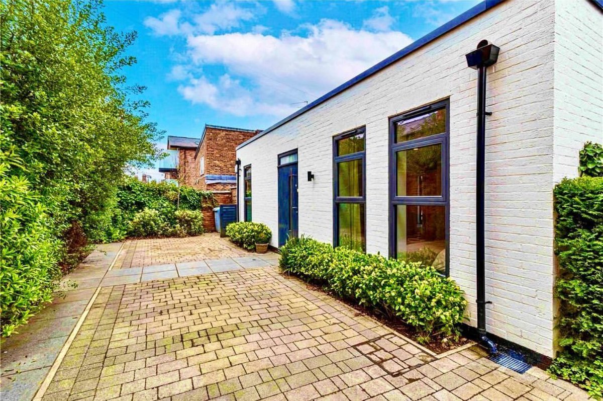 Osbourne Place is a stylish and contemporary single storey property that sits on the very fringe of Altrincham's rejuvenated town centre.

Despite lying within such close proximity of the shops, restaurants and train station, the property is tucked away in a quiet and private