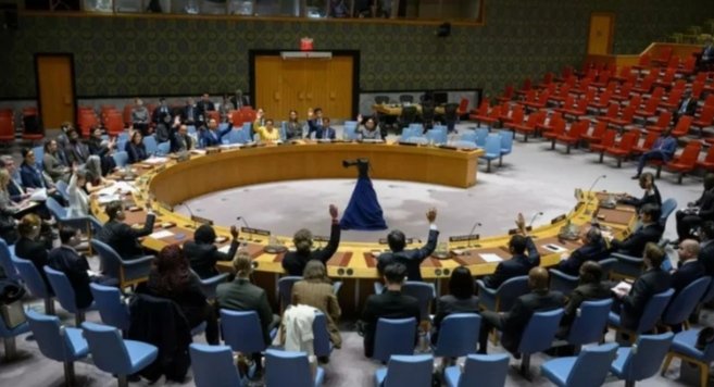 GelacioOviedo's tweet photo. 🔴🟢🟠| Estados Unidos ha vetado por tercera vez una resolución del Consejo de Seguridad de la ONU que exigía un alto el fuego humanitario inmediato en Gaza. La votación se saldó con 13 votos a favor, una abstención (Reino Unido) y el voto en contra de Estados Unidos. https://t.co/Wf4k9OmHDT
