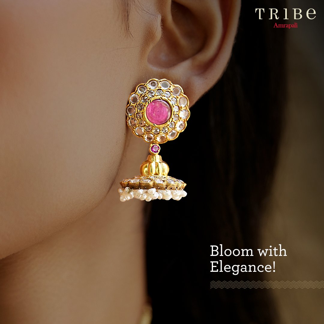 TribeByAmrapali's tweet photo. Neisha Collection brings a touch of floral elegance to your jewellery box with timeless pieces that blend tradition and charm. Discover the collection and add a floral flair to your style - https://t.co/vInDb5qQuU
#TribeAmrapali #NeishaCollection #TraditionalCollection https://t.co/s317a5jt99