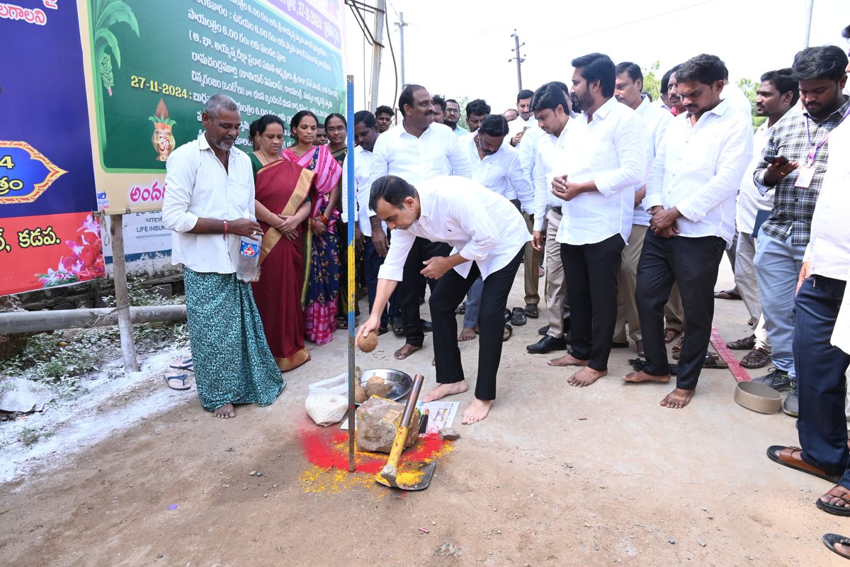 ReddeppagariSVR's tweet image. కడప నగరం విశ్వేశ్వరయ్య సర్కిల్ వద్ద నూతన CC రోడ్డు నిర్మాణం కోసం ఇవాళ భూమి పూజ చేయడం జరిగింది. 

#kadapadevelopment