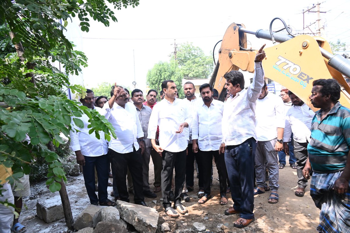 ReddeppagariSVR's tweet image. కడప నగరం విశ్వేశ్వరయ్య సర్కిల్ వద్ద నూతన CC రోడ్డు నిర్మాణం కోసం ఇవాళ భూమి పూజ చేయడం జరిగింది. 

#kadapadevelopment