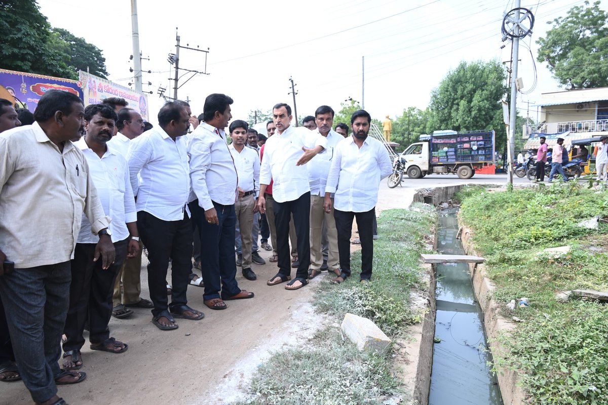 ReddeppagariSVR's tweet image. కడప నగరం విశ్వేశ్వరయ్య సర్కిల్ వద్ద నూతన CC రోడ్డు నిర్మాణం కోసం ఇవాళ భూమి పూజ చేయడం జరిగింది. 

#kadapadevelopment