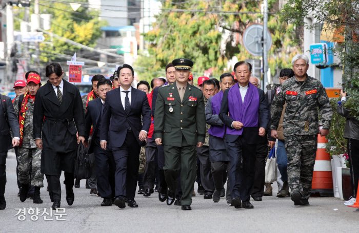 [속보] 국방부검찰단, ‘항명 중대 범죄’ 박정훈 대령에 징역 3년 구형 

박 대령의 용기와 양심, 국민이 지켜줄 때
군인권센터, 박 대령 무죄 탄원 서명 운동 개시

박 대령 최후 진술 전문보기 및 무죄 탄원 서명하기 : bit.ly/innocencemarine