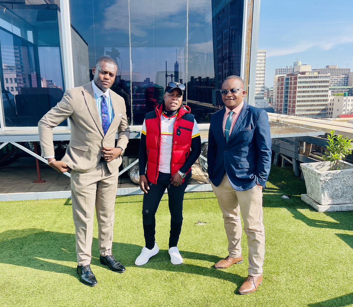 chiefkoti's tweet image. #WhileAtWork I had the pleasure of catching up with former Zimbabwe international footballer, @AloisBunjira14, as we reminisced about his illustrious career both locally and in South Africa. Fondly nicknamed KrisKross for his incredible wizardry with the ball, Alois was an…