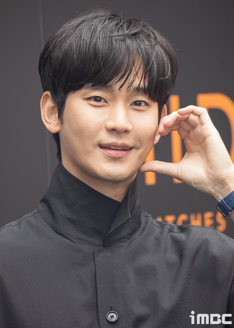 imbcenews's tweet photo. '넉오프' 김수현, 오늘(21일) '디즈니 콘텐츠 쇼케이스' 참석…기대감↑ #넉오프 #김수현 #디즈니 #Disney #디즈니콘텐츠쇼케이스2024 #디즈니콘텐츠쇼케이스 #DisneyContentShowcase2024 #DisneyContentShowcase
'넉오프' 주연 배우 김수현이 오늘(21일) '디즈니 콘텐츠 쇼케이스 2024' 행사에 참석한다
https://t.co/DhMv6O5ohy
