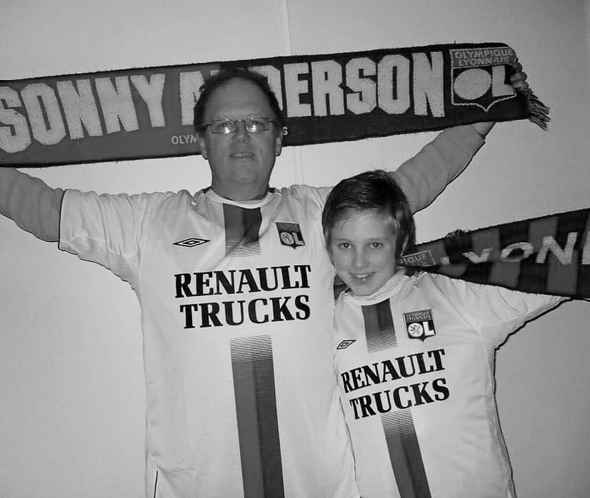 Les amis, certains ici étaient au courant alors je voulais vous dire qu'après une longue année de souffrance aux prises avec la maladie de Charcot, mon papa est mort hier soir. On a pu être à ses côtés jusqu'au bout, et il a affronté la fin avec une dignité inspirante. 
Bien sûr,