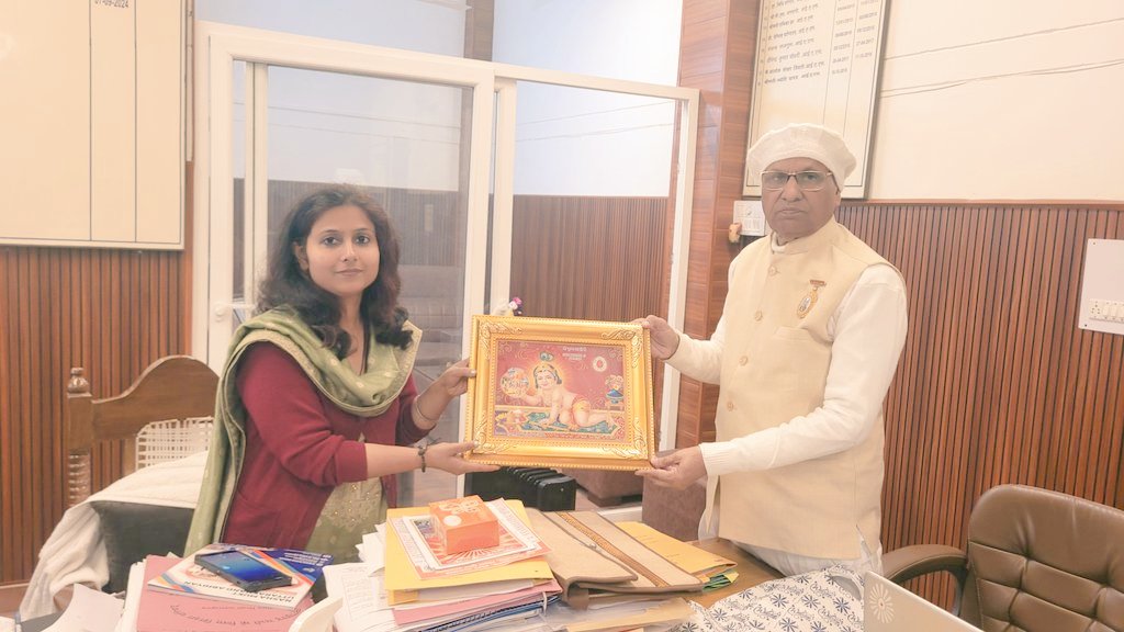UkBrahmakumaris's tweet photo. #Samagar_Siksha_Abhiyan SPD #MissJharna_kamthan Ji #IAS called on #de_addiction awareness campaign review meeting in schools.Regional Director @UkBrahmakumaris #BkMeher_Chand ji submitted 2 year Activity Report and presented godly gift @BrahmaKumaris @DIPR_UK @NMBA_MSJE @HMOIndia https://t.co/rPGABwPQfl